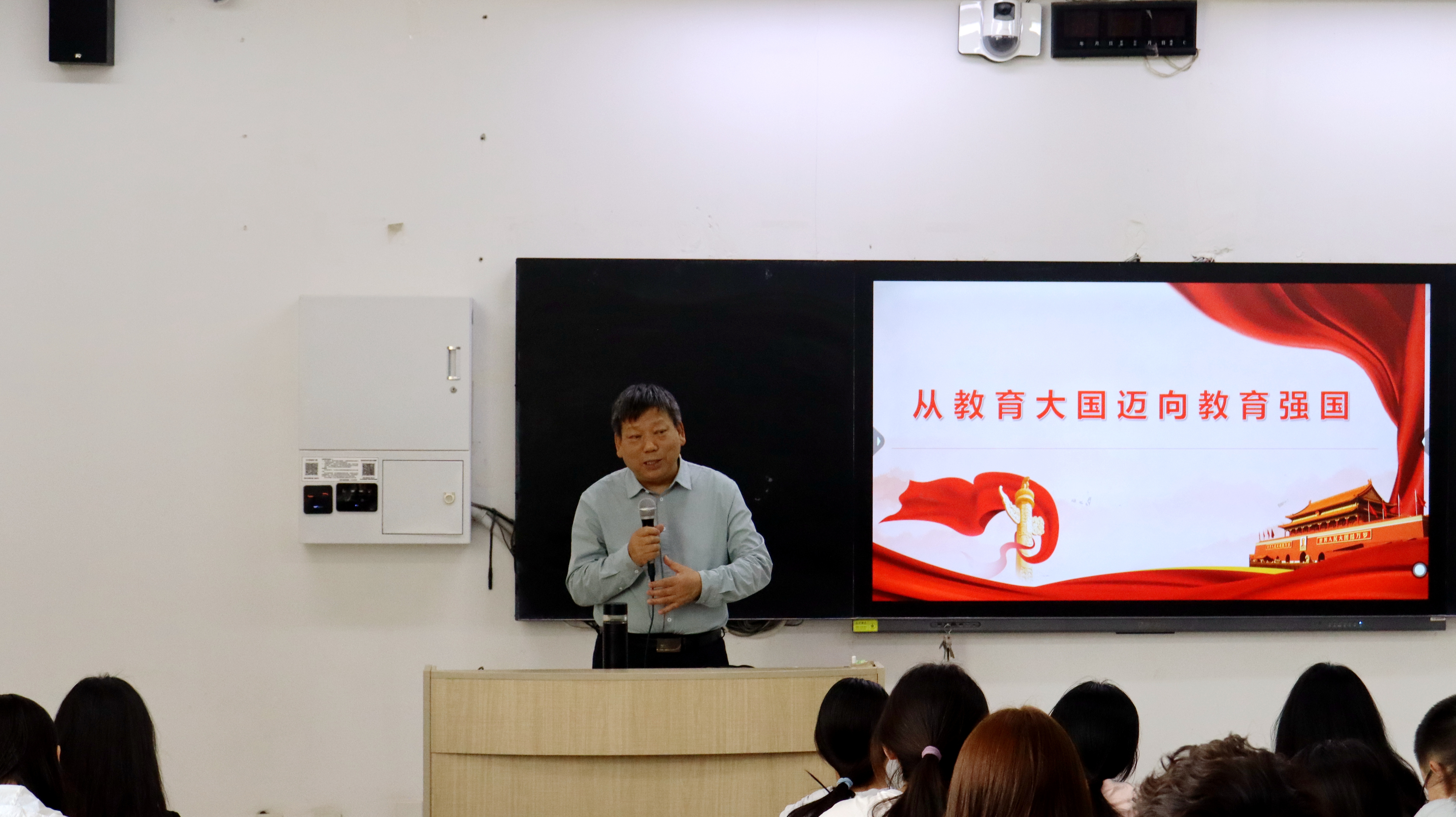 马克思主义学院举办“名医名家进思政课堂”活动